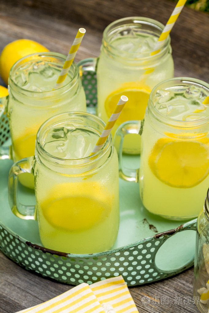 鲜榨的柠檬汁在梅森罐