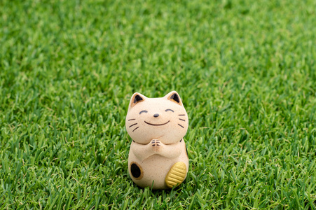 招财猫草上祈祷照片