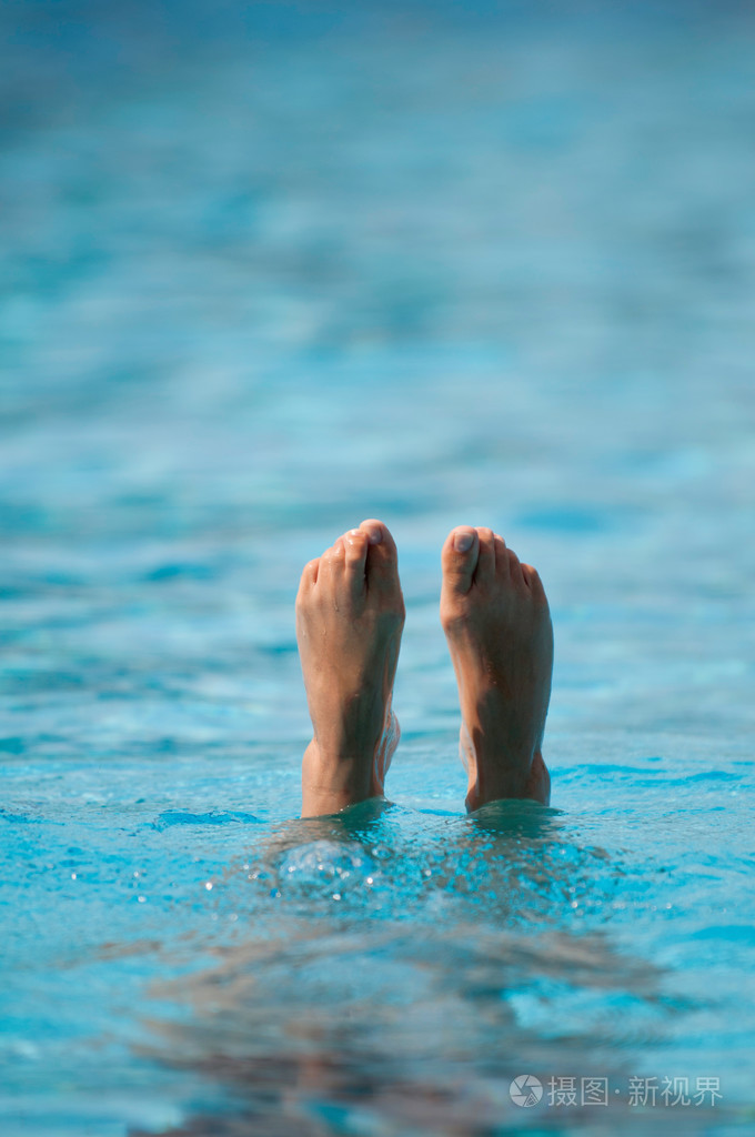 花样游泳运动员的脚