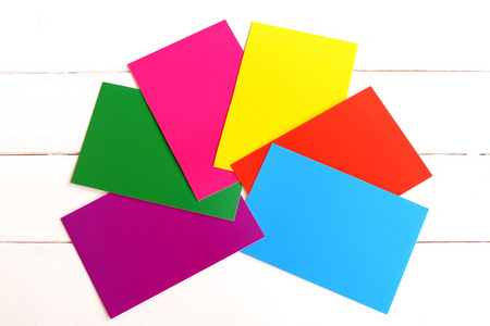 彩色纸箱明亮的彩色纸板隔离在白色背景上一套.