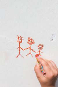 在墙上画画的孩子图片