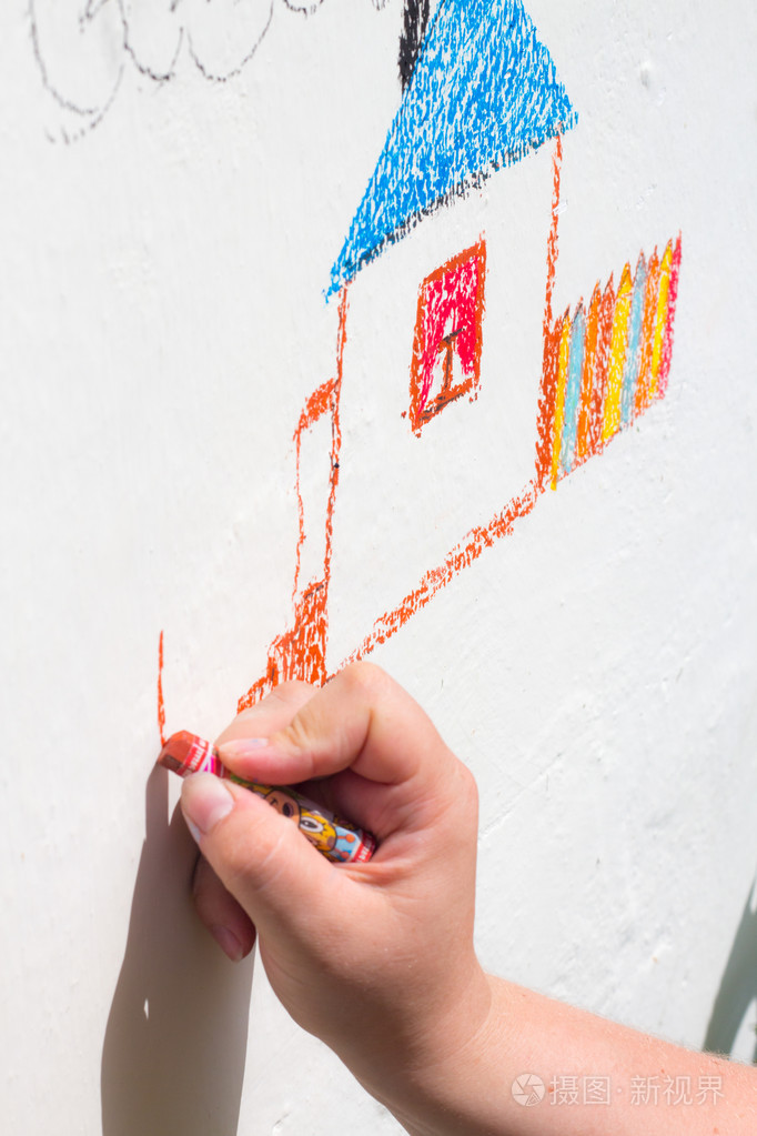 在墙上画画的孩子