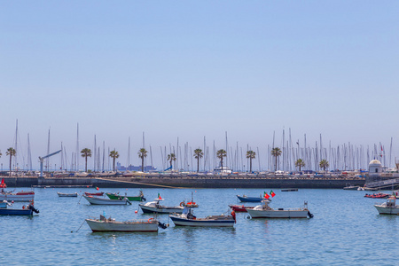 在海岸海洋渔业船图片