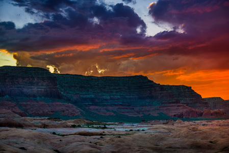 在犹他州的岩石日落洞牛岭图片
