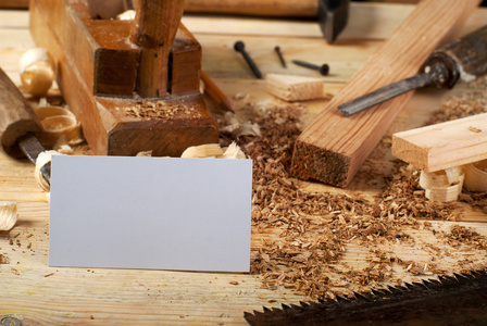 木工刀具用木屑木桌上的名片图片