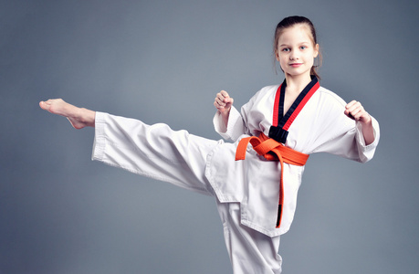小女孩合气道战斗机图片