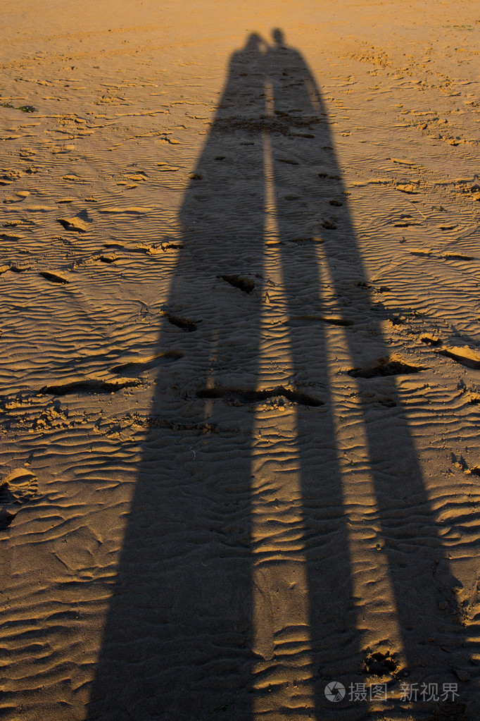 在傍晚的阳光下与阴影玩耍