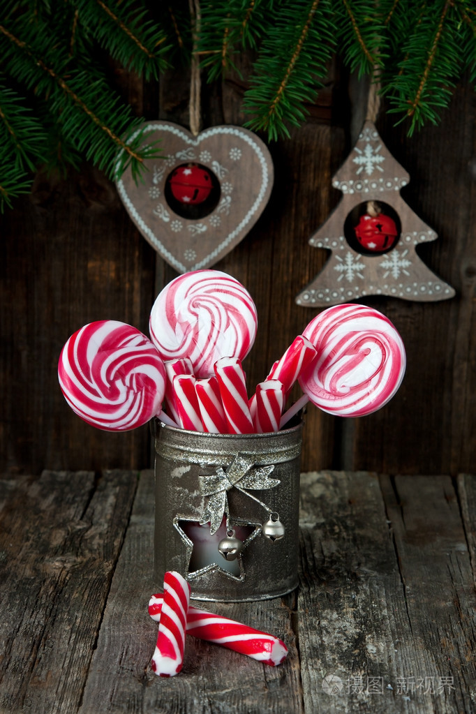 圣诞节作文与木制背景上甜甜的糖