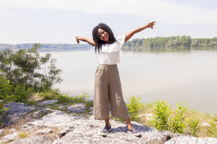 摆在河岸边的相当科特迪瓦女孩