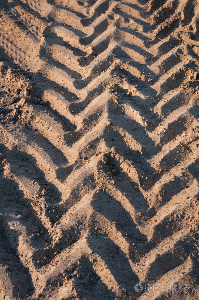在沙滩上的轮胎痕迹