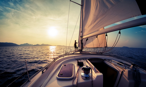 在地平线上的游艇图片