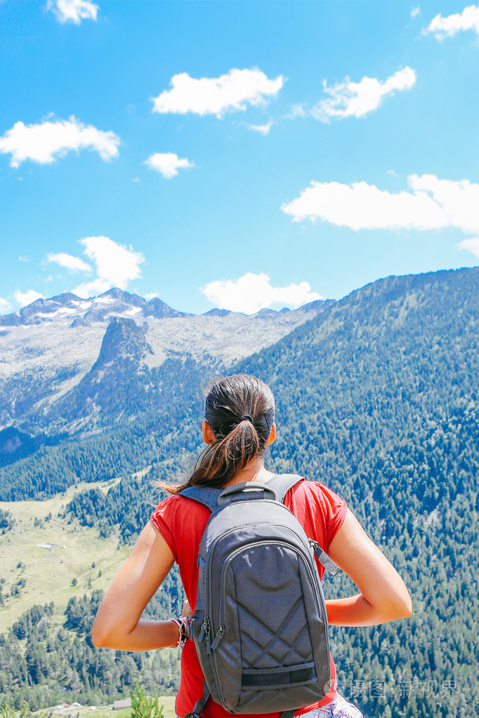 看风景背包里的女人