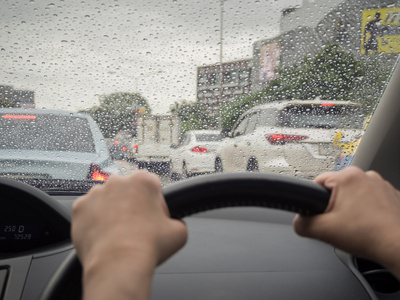 晚上开车下雨图片