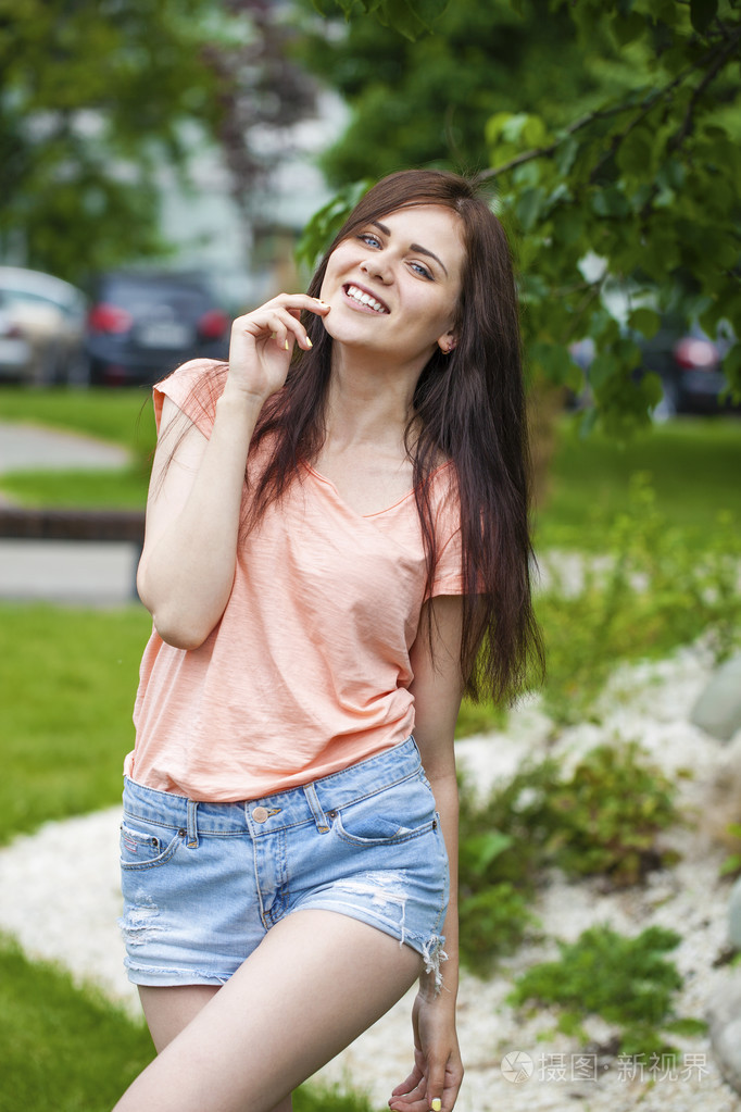 幸福微笑的年轻女人的特写肖像