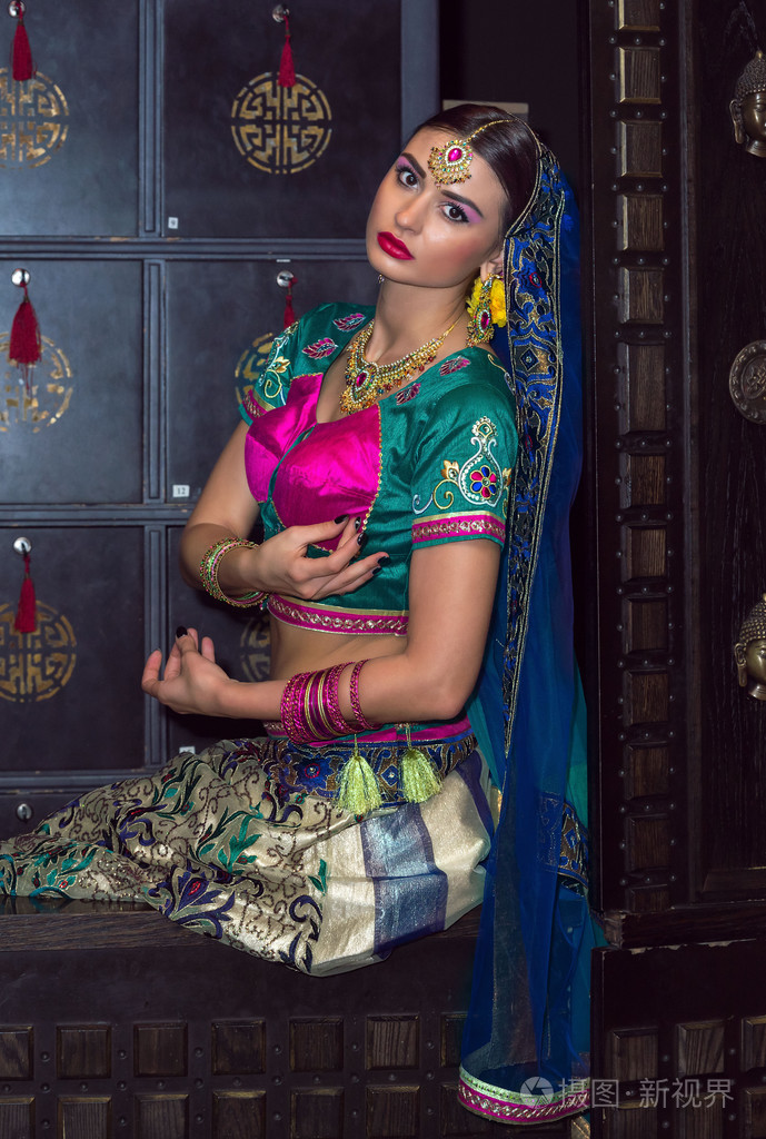 传统服装美丽年轻的印度女人