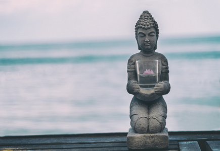佛像在海边照片
