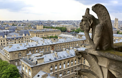 巴黎圣母院著名的奇美拉恶魔在春天的一天俯瞰埃菲尔铁塔，法国。