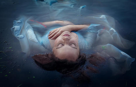 连衣裙 长的 溺水 身体 淹没 面对 美丽的 被遗弃的 女孩