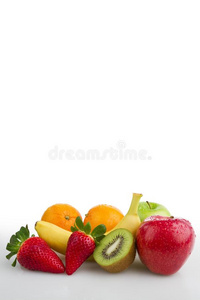 五颜六色的新鲜水果白色背景