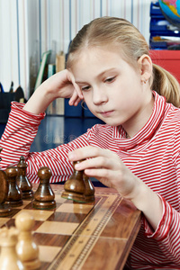 女孩在下棋