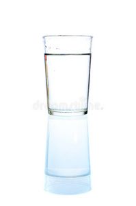 淡水倒进玻璃杯