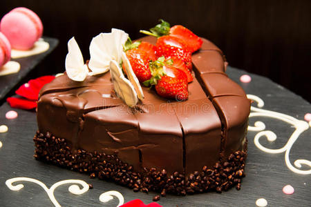 新鲜草莓的黑巧克力蛋糕。