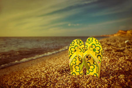 沙滩上的沙子里有拖鞋