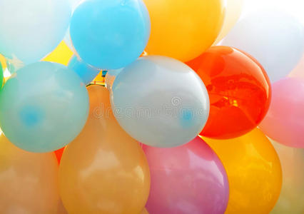 许多彩色气球形成一个明亮的背景