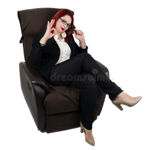 女商人坐在扶手椅上，两腿交叉