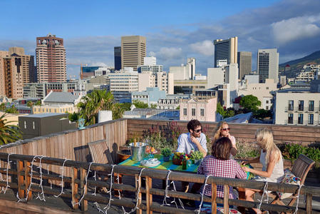 露天屋顶朋友聚会在屋顶上聚会照片