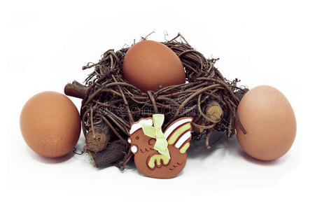 巢中的鸡蛋和陶瓷母鸡