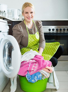 女性使用洗衣机