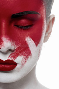 血眼睛美丽的女性模特,闭着眼睛,脸上有血摄影图