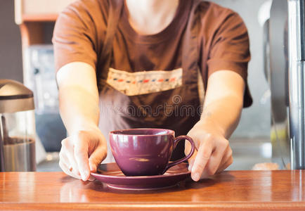 咖啡师提供紫色的咖啡