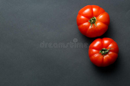 黑底红番茄