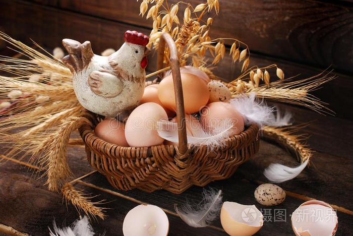 用鸡蛋在柳条篮子里装饰母鸡
