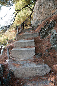 螺旋钻 混凝土 松木 上坡 岩石 楼梯 古老的 栏杆 散落