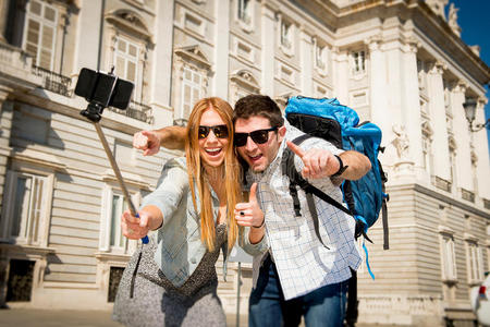 美丽的朋友旅游夫妇在假期访问西班牙，学生交换自拍照片