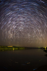 美丽的夜空，银河，星星小径和树木