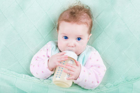 可爱的宝宝，蓝色的大眼睛在喝牛奶