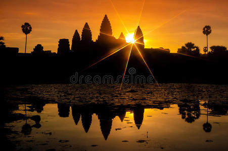 吴哥窟和湖在日出，柬埔寨4