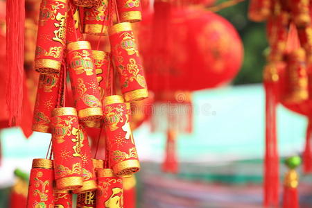 中国红灯笼和假鞭炮照片
