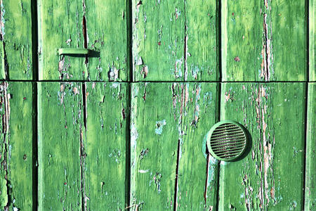 绿色敲门在一个封闭的木门孤独的塞皮诺意大利