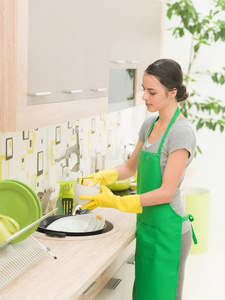 洗碗的女人
