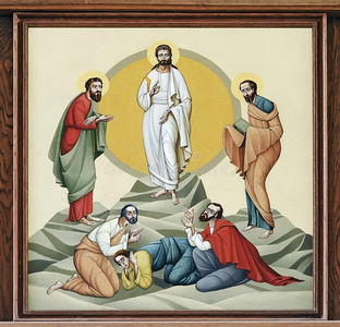 一个教会里白色的复活节百合与圣经复活节篮子年轻女子祈祷以利亚升天