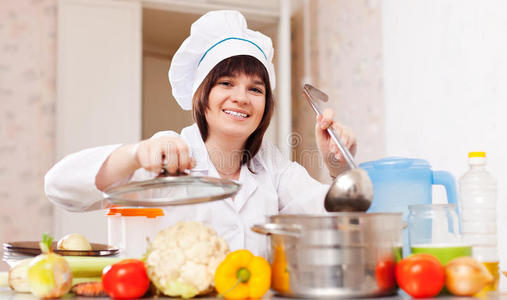 厨房 面对 房子 女孩 工作 烹调 平底锅 微笑 成人 厨师