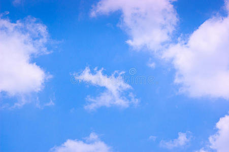 中午蓝天和云在干净的空气中。