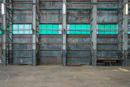 仓库里的波纹铁墙照片