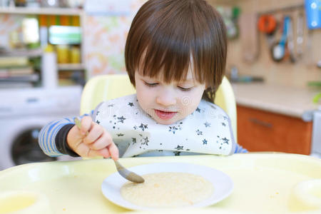 盘子 小孩 小麦 可爱的 肖像 可爱极了 厨房 早餐 婴儿
