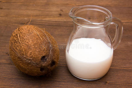 木头上的椰子奶